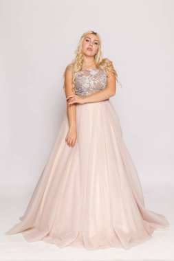 Tam boy kırmızı elbise pozu, tül etek hacmi, minimalist stüdyo.