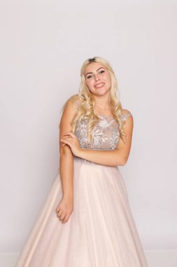 Tam boy allık, hafif poz değiştirme, nedime elbisesi kataloğu..