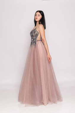 Stüdyo portresi, tozlu gül tülü elbise, zarif duruş, balo nedimesi modası..