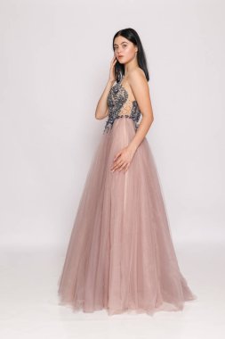 Stüdyo rehberi, leylak rengi gece elbisesi, klasik kadın silueti, modaya uygun stil..