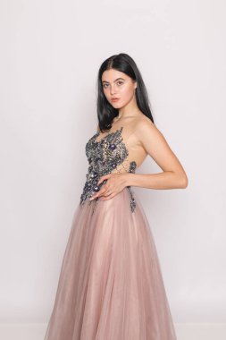 Leylak rengi elbiseyle stüdyo portresi, saçlara yakın el, modern zarafet, resmi etkinlik tarzı..