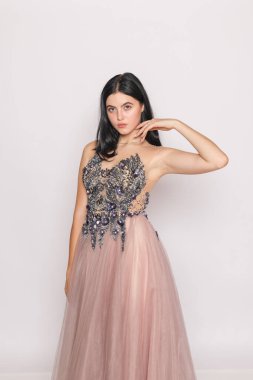 Tam boy poz, leylak tül etek hacmi, süslenmiş korse, butik elbise kataloğu..