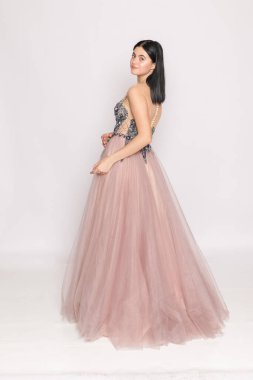 Uzun, tozlu bir elbise, yan poz, temiz stüdyo estetiği, olay elbisesi konsepti..