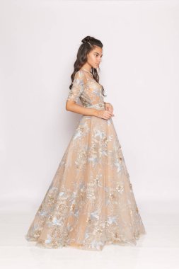 Şampanyalı poz, siluet vurgu, gelin konuğu ya da gala modası.