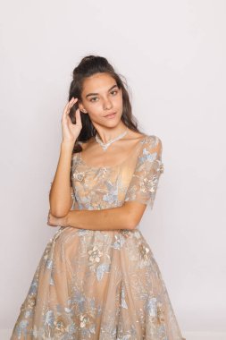 Şampanya işlemeli elbise ve katalog tarzında uzun pozlar..