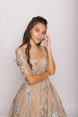 Zarif pozlu tam portre, şampanya elbisesi ayrıntıları, butik elbise..