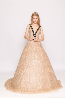 Şık balo elbisesi pozu, şampanya tülü etek, lüks moda kataloğu..