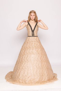 Sarışın, balo elbisesi giymiş, jestli, oyuncu stüdyo modasında, gala elbisesi reklamında..