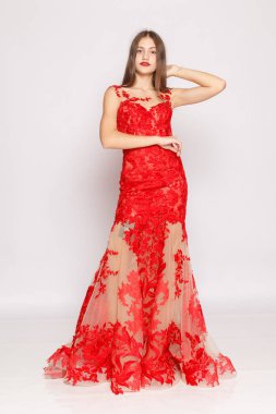 Kırmızı dantel elbise, gala veya kokteyl etkinliği modasında tam boy poz varyasyonu.
