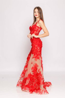 Tam boy orta boy portre, kırmızı dantelli gece elbisesi, birinci sınıf kıyafet pazarlama..