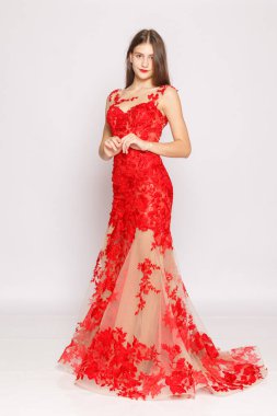 Kırmızı denizkızı elbisesi pozu, stüdyo gözlüklü kitap, lüks etkinlik moda..