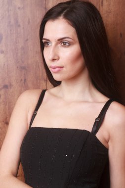 Mercan kıvrılmış uzun saçlı esmer güzel model elbise