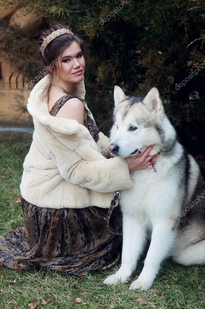 Jeune Femme Avec Chien Loup Dans La Neige Photographie