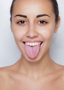 Dilini yapıştırma ve genç piercing gösterilen güzel kadın