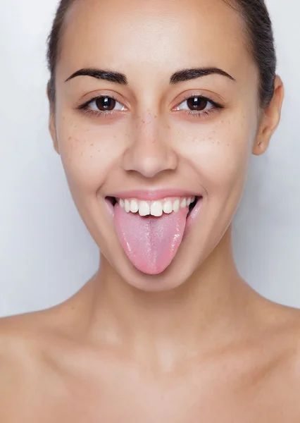 Hermosa mujer sacando la lengua y mostrando un piercing joven —  Fotos de Stock