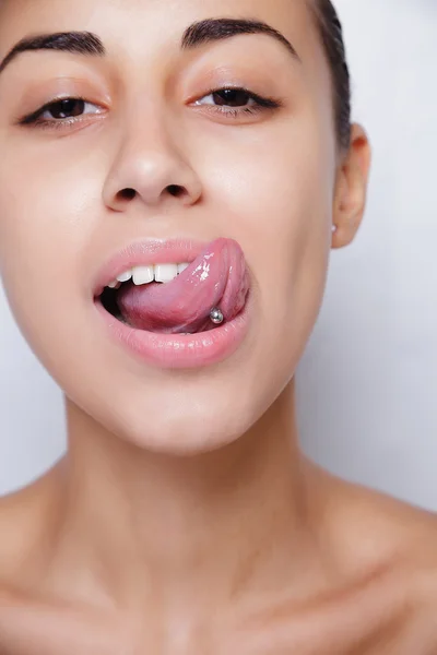 Mulher bonita saindo de sua língua e mostrando jovem piercing — Fotografia de Stock