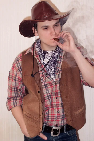 Cara em um traje de cowboy para o Halloween — Fotografia de Stock