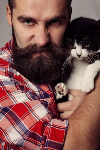 Homme brutal avec chat — Photo