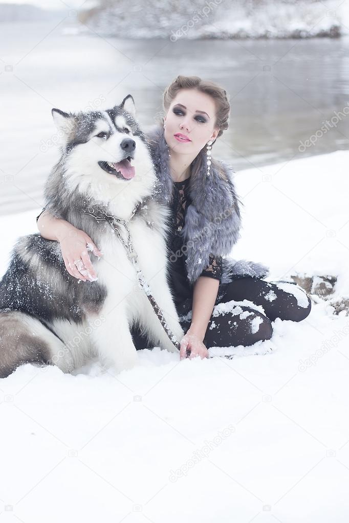 Jeune Femme Avec Chien Loup Dans La Neige Photographie