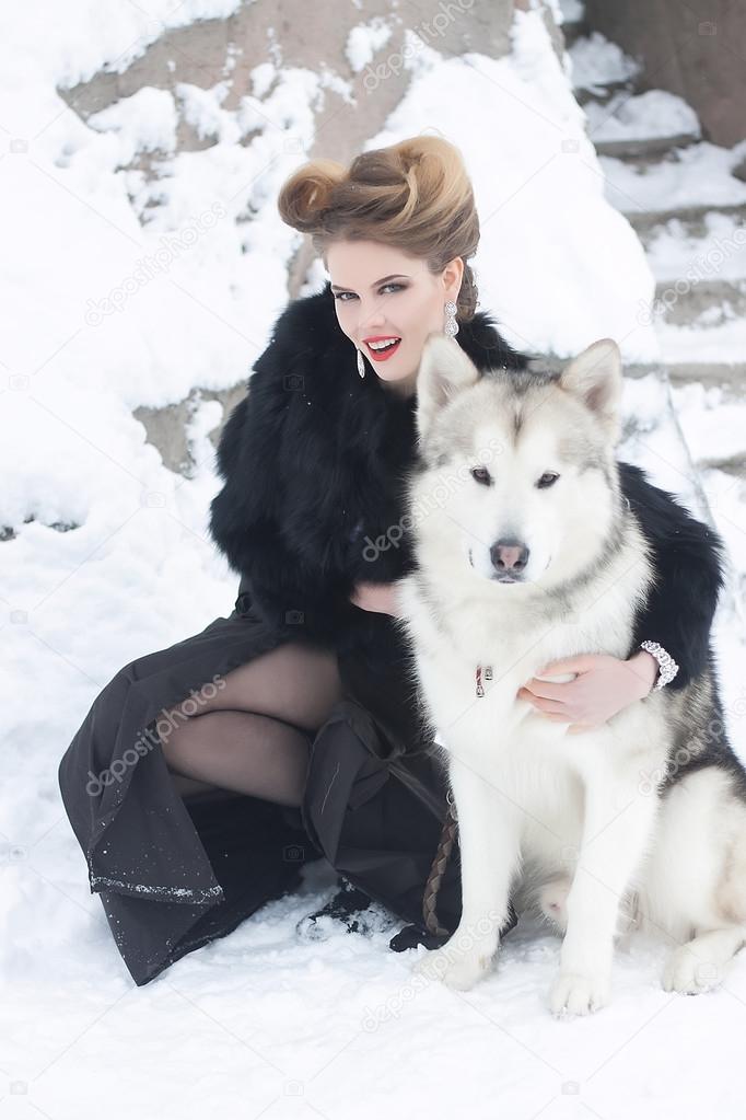 Jeune Femme Avec Chien Loup Dans La Neige Photographie