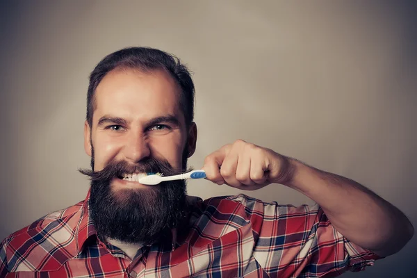 Homem lavando os dentes na frente do espelho — Fotografia de Stock