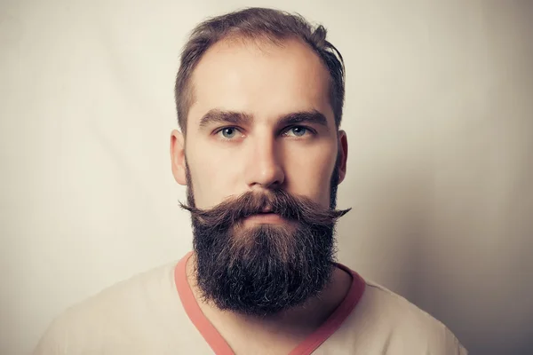 Retrato de homem tatuado barbudo — Fotografia de Stock