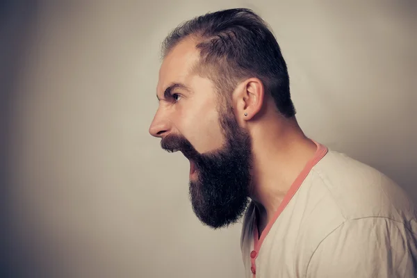 Retrato de um homem barbudo mal — Fotografia de Stock