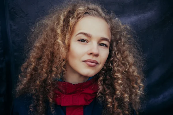 Close-up portrait beautiful model curly blond hair black background — Stock Photo, Image