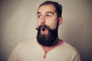 sakallı adam şaşırmış