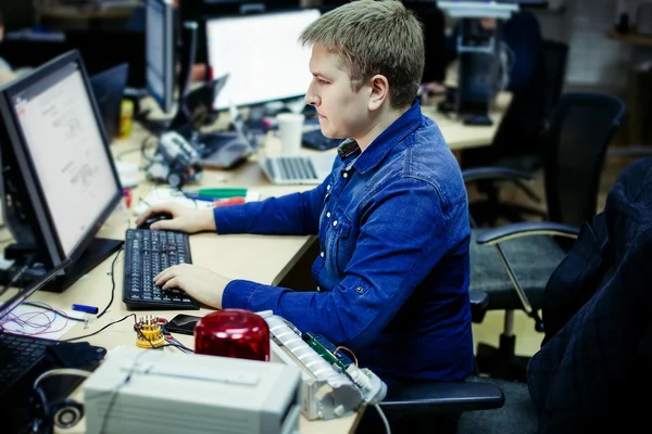 Homme travaillant dans le bureau devant l'ordinateur de bureau — Photo
