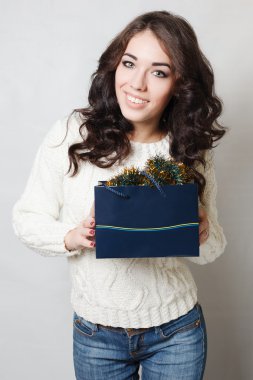 İzole hediye çantaları ile güzel gülümseyen kız 