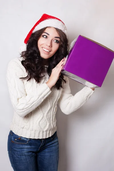 Menina sorridente bonita com caixa de presente — Fotografia de Stock