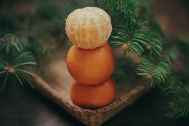 Mandalina Noel ağacı kahve eski ahşap zemin üzerine