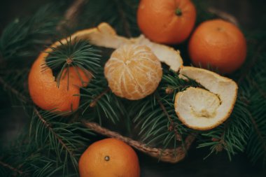Mandalina Noel ağacı kahve eski ahşap zemin üzerine