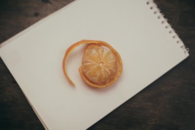 Mandalina defter kalem kahve eski ahşap zemin üzerine