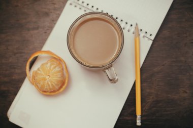 Mandalina defter kalem kahve eski ahşap zemin üzerine