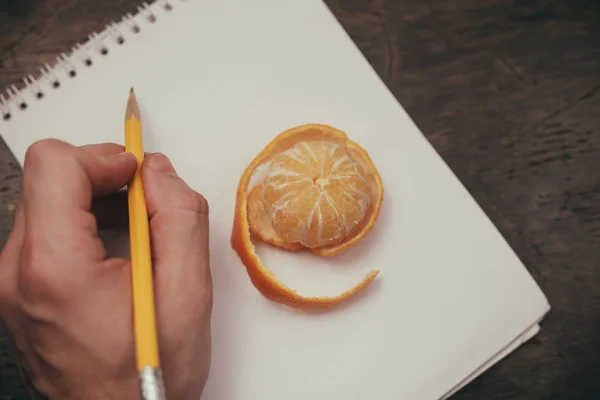 Cuaderno de mandarinas café lápiz sobre fondo de madera viejo —  Fotos de Stock