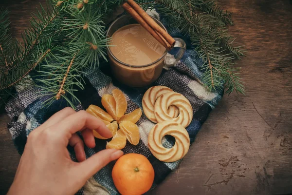 Tangerines Рождественская елка кофе на старом деревянном фоне — стоковое фото