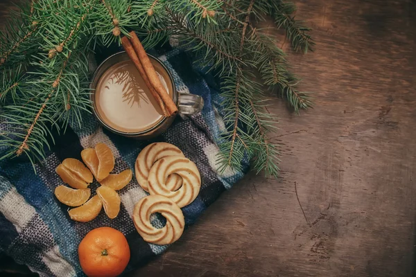 Tangerines Рождественская елка кофе на старом деревянном фоне — стоковое фото