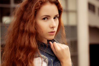 uzun kızıl saçları güzel seksi kadın