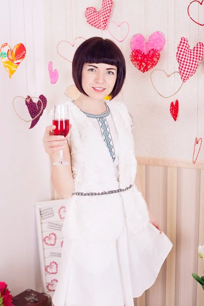 Jovem mulher bebendo vinho no Dia dos Namorados — Fotografia de Stock