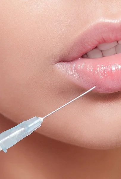 Aantrekkelijke jonge vrouw krijgt cosmetische injectie — Stockfoto