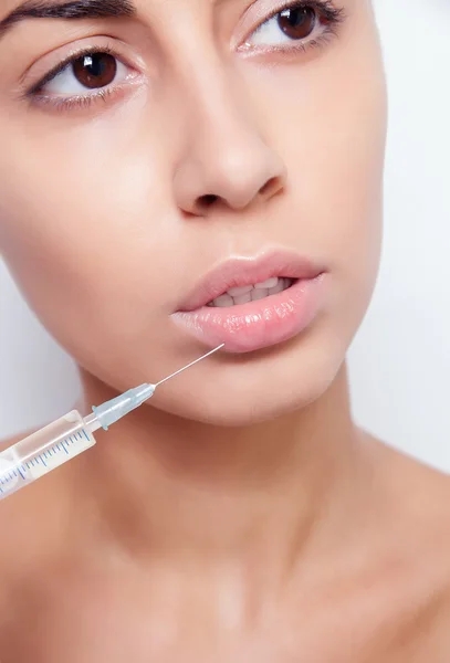 Aantrekkelijke jonge vrouw krijgt cosmetische injectie — Stockfoto