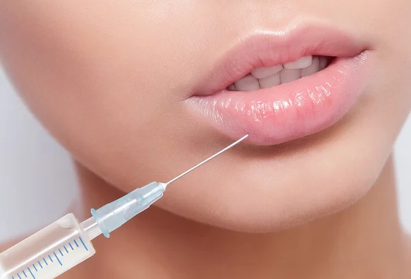 Aantrekkelijke jonge vrouw krijgt cosmetische injectie — Stockfoto