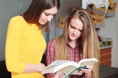 güzel kız öğrencilerin üniversite kitaplığı