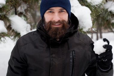 sakallı adam kartopu oynarken