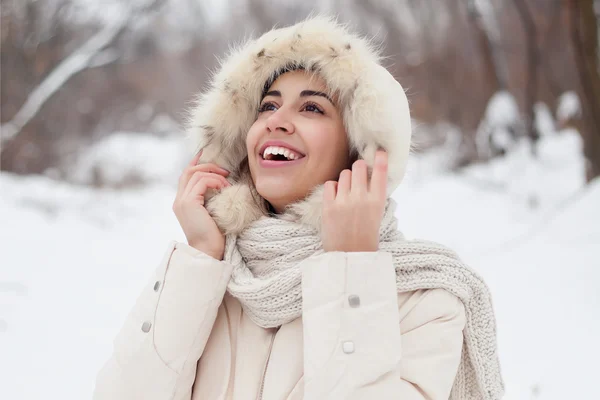 Bellezza ragazza sullo sfondo invernale — Foto Stock
