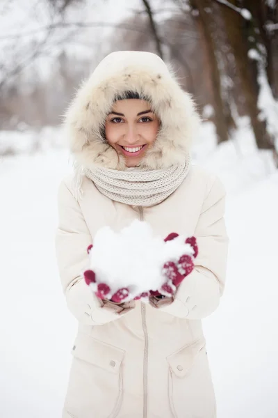 Piękna dziewczyna na tle zima — Zdjęcie stockowe