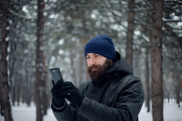 Бородатый парень играет в снежки — стоковое фото