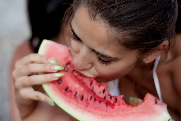 Woman eating watermelon — Stock Photo, Image